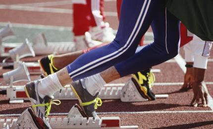 runners starting a race