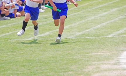 children running in a relay race