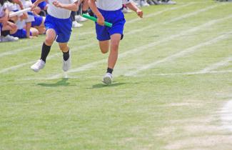 children running in a relay race